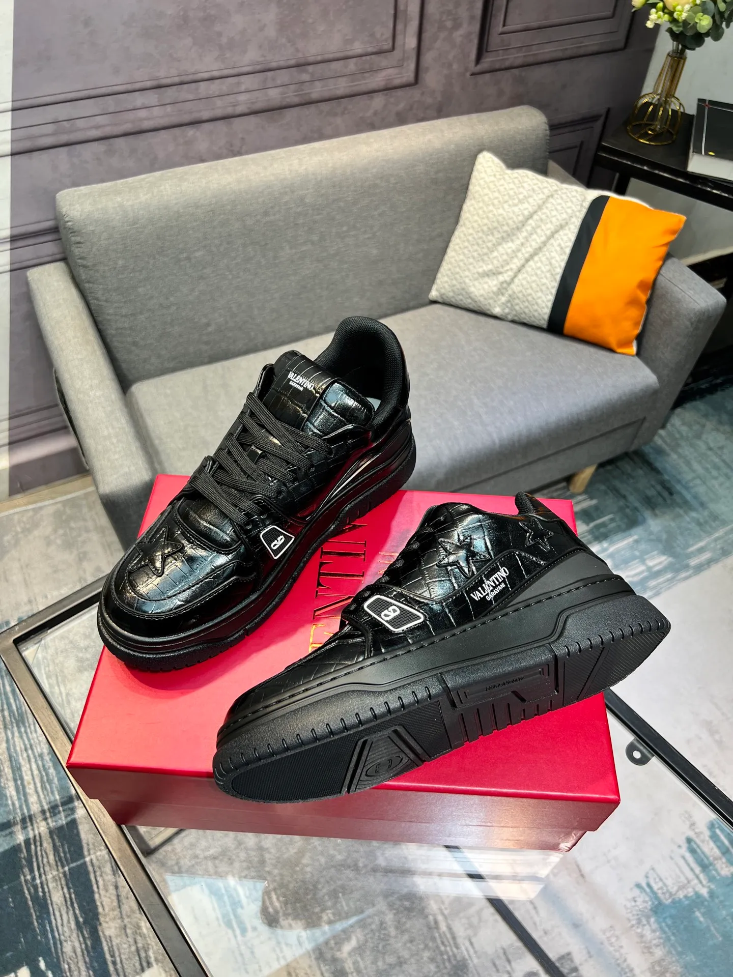 Men's Men's Shoes 💰660 Valentino 2023 early autumn new star shoes are now online! Wang Hedi and Ren Jialun have been worn by many celebrities. Who can refuse the same couple shoes as Wang Hedi! The design of Stars Stab My Heart is cool and spicy. The material of the shoes is cowhide, and every color is beautiful! Size 35-40, men’s size 39-44 (women’s 41, men’s 38, 45🉑️customized)